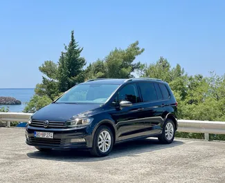 Vista frontale di un noleggio Volkswagen Touran a Budva, Montenegro ✓ Auto #6778. ✓ Cambio Automatico TM ✓ 0 recensioni.