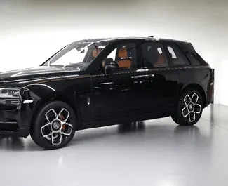 Vista frontale di un noleggio Rolls-Royce Cullinan a Dubai, Emirati Arabi Uniti ✓ Auto #6763. ✓ Cambio Automatico TM ✓ 0 recensioni.