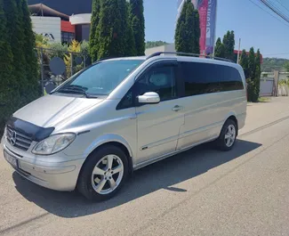 Vista frontale di un noleggio Mercedes-Benz Viano a Tirana, Albania ✓ Auto #6615. ✓ Cambio Automatico TM ✓ 3 recensioni.