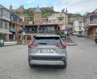 Interni di Toyota Rav4 in affitto in Georgia. Un'ottima auto da 5 posti con cambio Automatico.