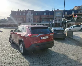 Interni di Toyota Rav4 in affitto in Georgia. Un'ottima auto da 5 posti con cambio Automatico.