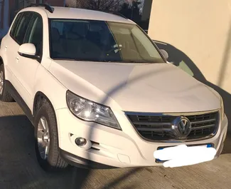 Vista frontale di un noleggio Volkswagen Tiguan a Durazzo, Albania ✓ Auto #7164. ✓ Cambio Manuale TM ✓ 0 recensioni.