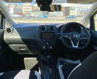 Interni di Nissan Note in affitto a Cipro. Un'ottima auto da 5 posti con cambio Automatico.