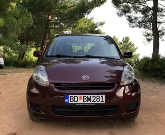 Vista frontale di un noleggio Daihatsu Sirion a Budva, Montenegro ✓ Auto #6584. ✓ Cambio Automatico TM ✓ 0 recensioni.