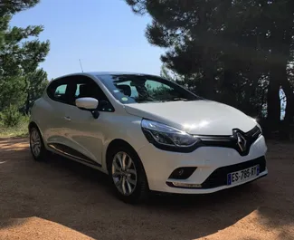 Vista frontale di un noleggio Renault Clio 4 a Budva, Montenegro ✓ Auto #7078. ✓ Cambio Automatico TM ✓ 2 recensioni.