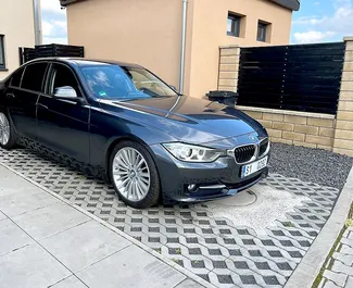 Vista frontale di un noleggio BMW 320d a Praga, Cechia ✓ Auto #391. ✓ Cambio Automatico TM ✓ 0 recensioni.