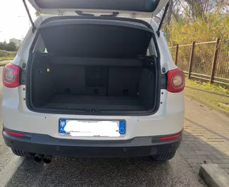 Interni di Volkswagen Tiguan in affitto in Albania. Un'ottima auto da 5 posti con cambio Manuale.