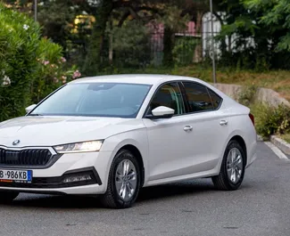 Vista frontale di un noleggio Skoda Octavia a Tirana, Albania ✓ Auto #7136. ✓ Cambio Manuale TM ✓ 0 recensioni.