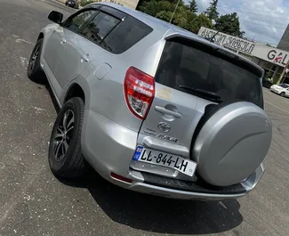 Interni di Toyota Rav4 in affitto in Georgia. Un'ottima auto da 5 posti con cambio Automatico.