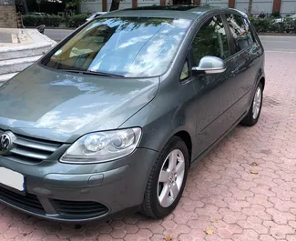 Vista frontale di un noleggio Volkswagen Golf Plus a Durazzo, Albania ✓ Auto #4666. ✓ Cambio Automatico TM ✓ 0 recensioni.