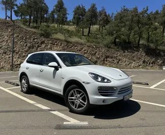 Vista frontale di un noleggio Porsche Cayenne a Tbilisi, Georgia ✓ Auto #6543. ✓ Cambio Automatico TM ✓ 0 recensioni.