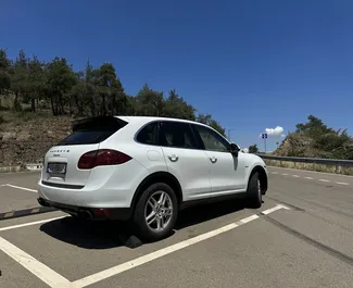 Noleggio Porsche Cayenne. Auto Premium, Lusso, SUV per il noleggio in Georgia ✓ Cauzione di Deposito di 800 GEL ✓ Opzioni assicurative RCT, CDW, Furto.