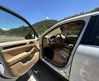 Interni di Porsche Cayenne in affitto in Georgia. Un'ottima auto da 5 posti con cambio Automatico.