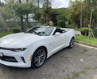 Vista frontale di un noleggio Chevrolet Camaro Cabrio a Tbilisi, Georgia ✓ Auto #7142. ✓ Cambio Automatico TM ✓ 0 recensioni.