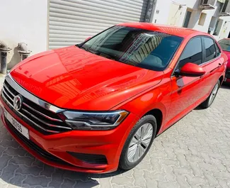 Volkswagen Jetta 2019 disponibile per il noleggio a Dubai, con limite di chilometraggio di 200 km/giorno.