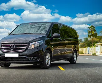 Vista frontale di un noleggio Mercedes-Benz Vito a Dubai, Emirati Arabi Uniti ✓ Auto #7092. ✓ Cambio Automatico TM ✓ 0 recensioni.