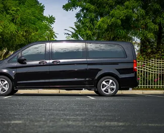 Mercedes-Benz Vito 2019 disponibile per il noleggio a Dubai, con limite di chilometraggio di 200 km/giorno.