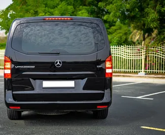 Interni di Mercedes-Benz Vito in affitto negli Emirati Arabi Uniti. Un'ottima auto da 8 posti con cambio Automatico.