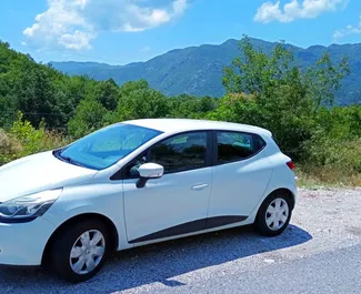 Vista frontale di un noleggio Renault Clio 4 a Budva, Montenegro ✓ Auto #7033. ✓ Cambio Manuale TM ✓ 3 recensioni.