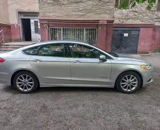 Interni di Ford Fusion Sedan in affitto in Georgia. Un'ottima auto da 5 posti con cambio Automatico.