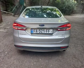 Motore Ibrido da 2,0L di Ford Fusion Sedan 2017 per il noleggio all'aeroporto di Tbilisi.