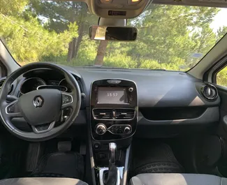 Noleggio Renault Clio 4. Auto Economica per il noleggio in Montenegro ✓ Cauzione di Deposito di 200 EUR ✓ Opzioni assicurative RCT, CDW, SCDW, FDW, All'estero, Giovane.