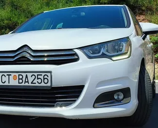 Vista frontale di un noleggio Citroen C4 a Budva, Montenegro ✓ Auto #7034. ✓ Cambio Automatico TM ✓ 4 recensioni.