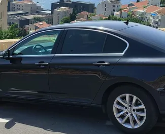 Vista frontale di un noleggio Volkswagen Passat a Budva, Montenegro ✓ Auto #7035. ✓ Cambio Automatico TM ✓ 0 recensioni.