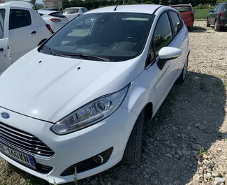 Vista frontale di un noleggio Ford Fiesta all'aeroporto di Tirana, Albania ✓ Auto #7123. ✓ Cambio Manuale TM ✓ 1 recensioni.