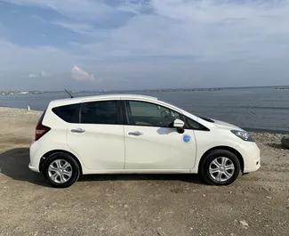 Vista frontale di un noleggio Nissan Note a Larnaca, Cipro ✓ Auto #7104. ✓ Cambio Automatico TM ✓ 0 recensioni.