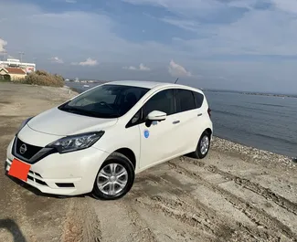 Vista frontale di un noleggio Nissan Note a Larnaca, Cipro ✓ Auto #7068. ✓ Cambio Automatico TM ✓ 0 recensioni.