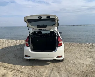 Interni di Nissan Note in affitto a Cipro. Un'ottima auto da 5 posti con cambio Automatico.