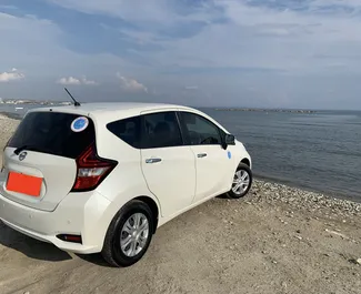 Nissan Note 2020 disponibile per il noleggio a Larnaca, con limite di chilometraggio di illimitato.