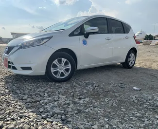 Interni di Nissan Note in affitto a Cipro. Un'ottima auto da 5 posti con cambio Automatico.