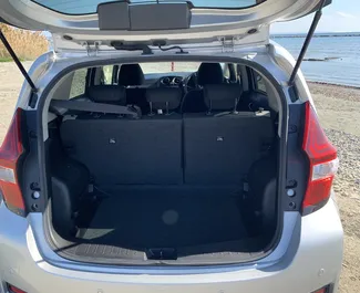 Nissan Note 2019 disponibile per il noleggio a Larnaca, con limite di chilometraggio di illimitato.