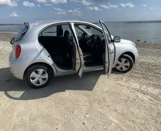 Interni di Nissan March in affitto a Cipro. Un'ottima auto da 5 posti con cambio Automatico.