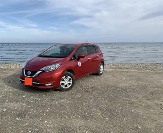 Vista frontale di un noleggio Nissan Note a Larnaca, Cipro ✓ Auto #7071. ✓ Cambio Automatico TM ✓ 0 recensioni.