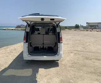 Nissan Serena 2020 con sistema A trazione anteriore, disponibile a Larnaca.