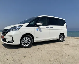 Vista frontale di un noleggio Nissan Serena a Larnaca, Cipro ✓ Auto #7088. ✓ Cambio Automatico TM ✓ 0 recensioni.