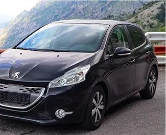 Vista frontale di un noleggio Peugeot 208 a Kotor, Montenegro ✓ Auto #7125. ✓ Cambio Automatico TM ✓ 0 recensioni.