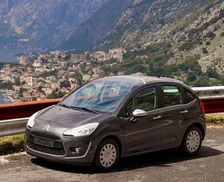 Vista frontale di un noleggio Citroen C3 a Kotor, Montenegro ✓ Auto #7127. ✓ Cambio Automatico TM ✓ 0 recensioni.