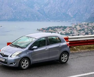 Vista frontale di un noleggio Toyota Yaris a Kotor, Montenegro ✓ Auto #7128. ✓ Cambio Manuale TM ✓ 0 recensioni.