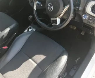 Interni di Toyota Yaris in affitto a Cipro. Un'ottima auto da 5 posti con cambio Automatico.