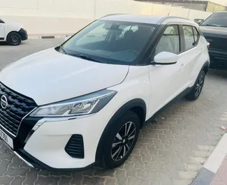 Vista frontale di un noleggio Nissan Kicks a Dubai, Emirati Arabi Uniti ✓ Auto #7095. ✓ Cambio Automatico TM ✓ 2 recensioni.