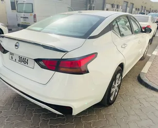 Noleggio Nissan Altima. Auto Comfort, Premium per il noleggio negli Emirati Arabi Uniti ✓ Cauzione di Deposito di 1000 AED ✓ Opzioni assicurative RCT, SCDW.