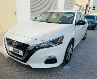 Vista frontale di un noleggio Nissan Altima a Dubai, Emirati Arabi Uniti ✓ Auto #7096. ✓ Cambio Automatico TM ✓ 2 recensioni.