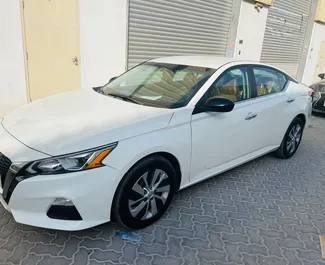 Noleggio auto Nissan Altima 2020 negli Emirati Arabi Uniti, con carburante Benzina e 188 cavalli di potenza ➤ A partire da 120 AED al giorno.