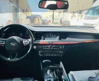 Kia Cadenza 2019 disponibile per il noleggio a Dubai, con limite di chilometraggio di 200 km/giorno.