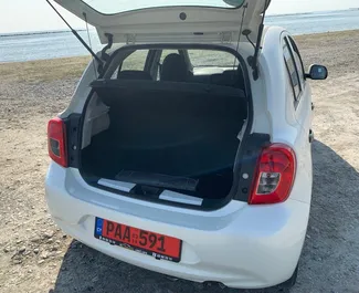 Nissan March 2015 disponibile per il noleggio a Larnaca, con limite di chilometraggio di illimitato.