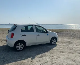 Interni di Nissan March in affitto a Cipro. Un'ottima auto da 5 posti con cambio Automatico.